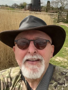 English men looking for love